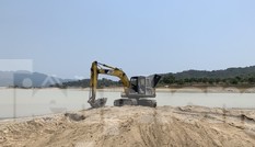 Bất chấp chỉ đạo, 'cát tặc' vẫn vô tư đào xới hồ thuỷ lợi ở Khánh Hoà