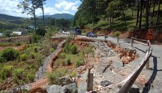 Sạt lở nghiêm trọng trên Quốc lộ 27C, nguy cơ đổ xuống trường mầm non