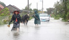 Nước lũ dâng cao, nhiều khu dân cư ở Phú Yên bị chia cắt