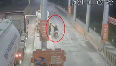 Bị nhắc nhở khi chạy sai làn, người đi xe máy đâm trọng thương nhân viên trạm thu phí
