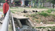 Tiếp bài Những “Khu đô thị “bốc mùi”: Nước thải ô nhiễm hơn sông Tô Lịch