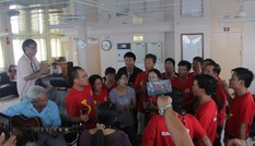 Tiếng hát vượt sóng lừng đến với các anh