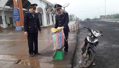 Vứt lại xe máy cùng 43kg thuốc nổ để thoát thân
