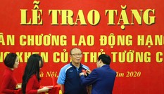 Nhìn gần HLV Park Hang Seo nhận Huân chương Lao động