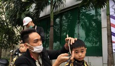 Ấm lòng 'cắt tóc miễn phí' cho người lao động nghèo