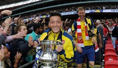 Mesut Ozil chia tay Arsenal sau hơn 7 năm gắn bó