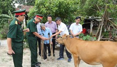 Khi các tướng lĩnh đi hỗ trợ sinh kế cho nạn nhân bom mìn