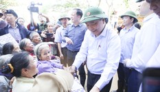 Thủ tướng thăm hỏi, động viên bà con vùng lũ
