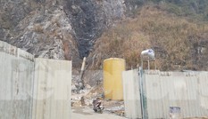Lò đốt thải khói độc, nước đen ngòm cạnh vách núi ngoại thành Hà Nội