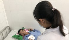 Gắp xương cá 'khủng' cắm trong thực quản người đàn ông bị tai biến