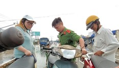 Quốc lộ 1 ngập sâu, Công an Vĩnh Long mang xe tải chuyên dụng cứu hộ người dân