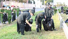 Đoàn viên thanh niên Cảnh sát cơ động ra quân vệ sinh môi trường đón xuân Tân Sửu