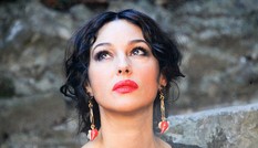 Monica Bellucci làm vơ-đét trong quảng cáo của D&G