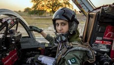 Vẻ đẹp của nữ phi công hàng đầu Pakistan
