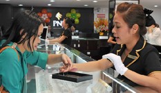Khách mua vàng chờ giá giảm thêm