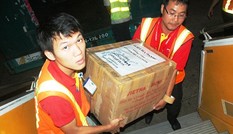 Cận cảnh chuyến bay chở hàng hỗ trợ Philippines