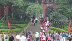Quang cảnh Đền Hùng ngày khai hội