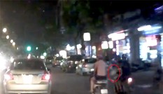 Bị cướp túi giữa đường, hai cô gái suýt lao vào ôtô