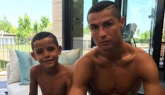 Con trai khoe kiểu tóc giống hệt Ronaldo