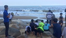 Theo bạn đi tắm biến, hai học sinh lớp 8 bị sóng cuốn mất tích