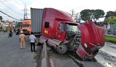 Xe đầu kéo tông ngã loạt dải phân cách gây hoảng loạn