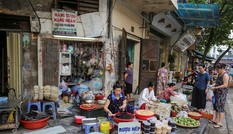 Người Hà Nội nhộn nhịp sắm Tết Đoan Ngọ, rượu nếp cấm hút khách