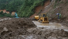 Hàng trăm người vạ vật trong đêm chờ thông đường