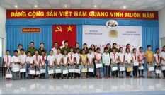 Văn phòng Cơ quan CSĐT Bộ Công an tặng quà cho học sinh nghèo hiếu học