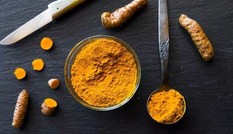 'Bí kíp' ngừa mụn, bay thâm sẹo từ nghệ và rau má Pháp