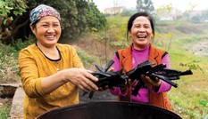 Thí điểm mô hình sản xuất than sinh học tại Câu lạc bộ liên thế hệ tự giúp nhau
