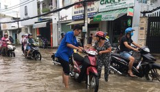 Áo xanh tình nguyện giúp dân vượt qua 'biển nước'