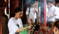 Sĩ tử hành động kỳ lạ cầu may ở Văn Miếu