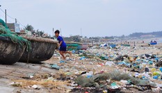 Bờ biển đẹp trở thành bãi chứa hàng tấn rác thải