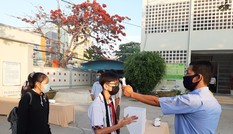 Ngày đầu đi học trở lại ở Sóc Trăng: Kẹt xe, khó khả thi giãn cách học sinh
