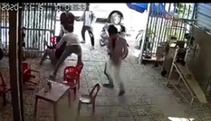 Chồng đâm 3 người thương vong để 'giải cứu' vợ