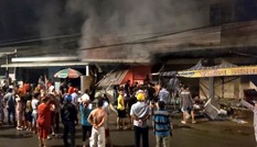 Sau tiếng nổ lớn, cửa hàng điện tử cháy dữ dội
