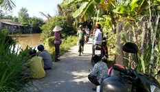 Phát hiện thi thể người đàn ông trương phình dưới kênh, hai tay bị quấn vải
