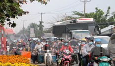Người dân ùn ùn về quê ăn Tết, quốc lộ miền Tây ùn tắc từ trưa tới tối