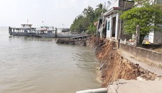 Phà quay đầu, 6 căn nhà rớt xuống sông Hậu trưa mùng 3 Tết