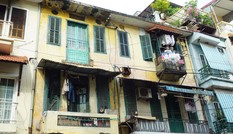 Dân phố cổ 'tắc' trong phố