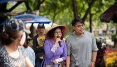 Hết nhảy múa bán hàng, Phương Mỹ Chi gây hoang mang vì “ăn vạ” giữa chợ