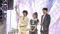 Sao nhí Bảo An, Gia Khiêm đánh trống cùng 80 nghệ sĩ trống jazz trên sân vận động