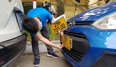 Xem xét giảm phí đổi biển số màu vàng cho xe kinh doanh