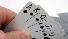 Ai không nên đánh bài thâu đêm suốt sáng?