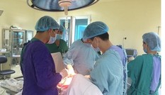 Phẫu thuật cắt bỏ "núi đôi" vì đắp lá chữa bệnh