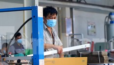 Công nhân vẫn miệt mài làm việc khi nhà xưởng Rạng Đông được bộ đội tẩy độc