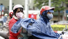 Sáng đầu tuần, người Hà Nội túa ra đường đông bất chấp mưa, rét và lệnh cách ly xã hội