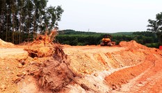 Dự án cao tốc qua Huế gấp rút từng ngày, công trình tái định cư vẫn ngổn ngang, trên giấy