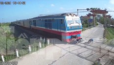 VIDEO: Thót tim giây phút người đàn ông thoát chết gang tấc trước bánh tàu hỏa