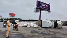 Xe tải lật ngửa giữa vòng xuyến, tài xế thoát chết trong gang tấc
